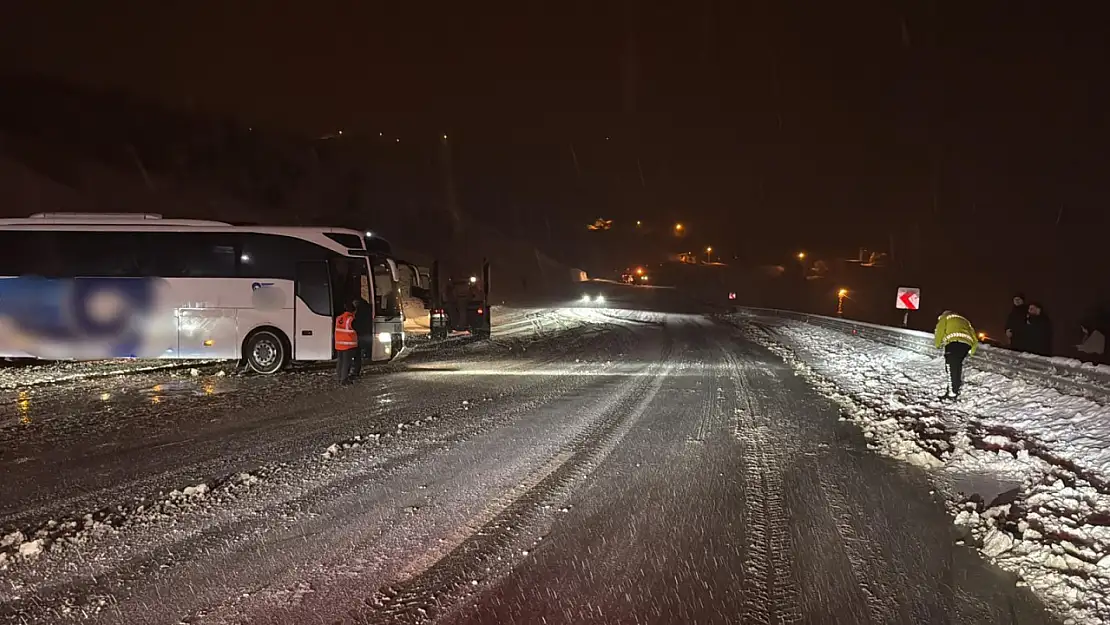 Yolcu Otobüsü Kayarak Yoldan Çıktı