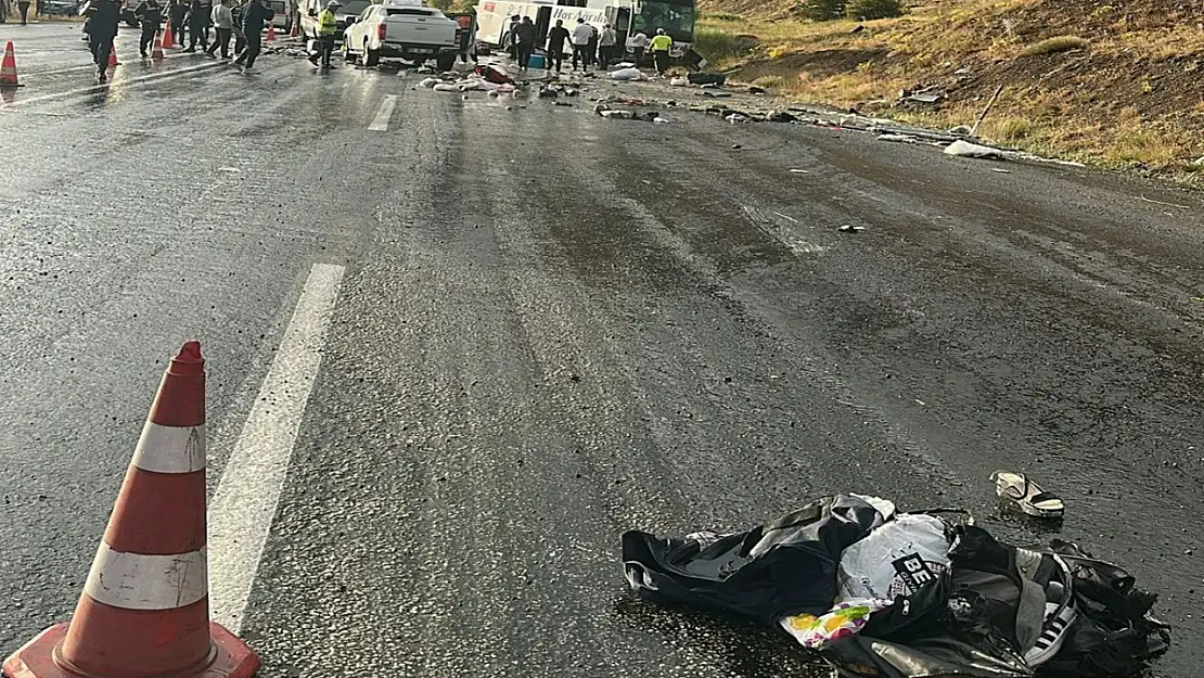 Yolcu otobüsü Sivas'ta kaza yaptı: 3 ölü, 24 yaralı