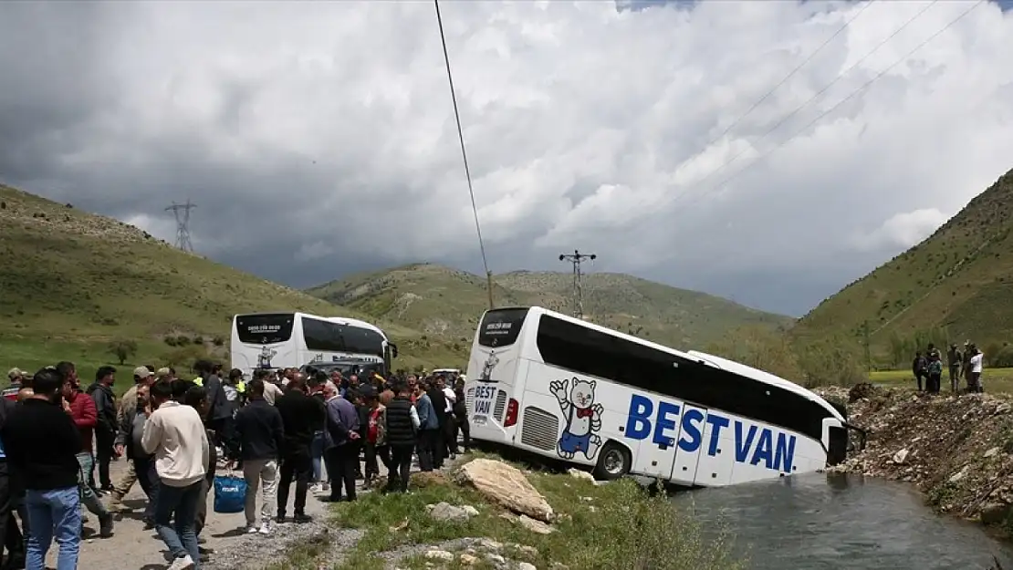 Yolcu otobüsünün dereye düşmesi sonucu 7 kişi yaralandı