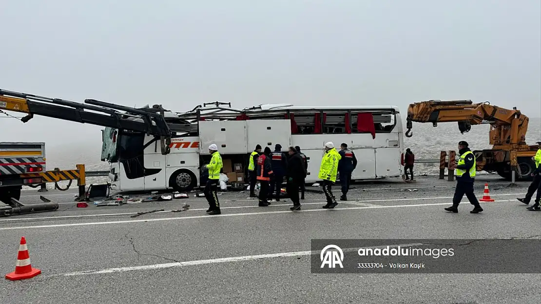 Yolcu otobüsünün devrilmesi sonucu 4 kişi öldü, 36 kişi yaralandı