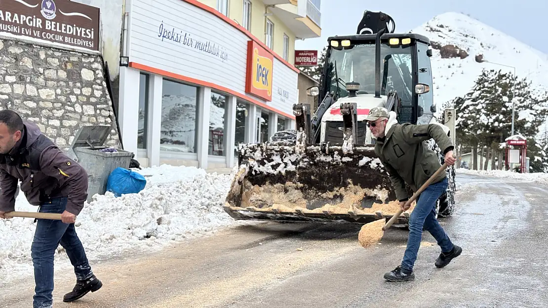 Zorlu Hava Koşulları Nedeniyle Kayganlaşan Yol Ve Kaldırımlarda Tuzlama Çalışması