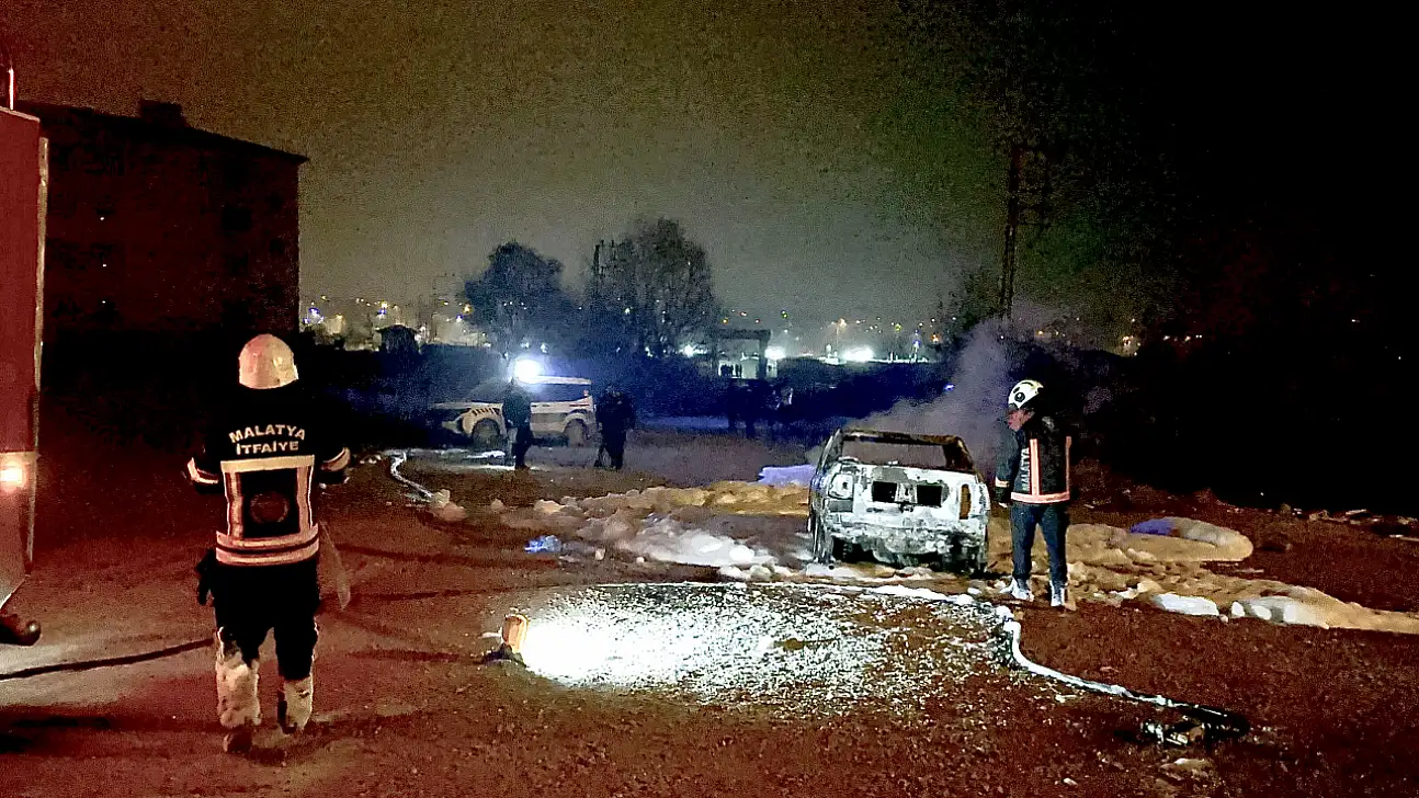 Boş Arazide Araç Yangını: Piknik Tüpü Son Anda Patlamadan Çıkarıldı