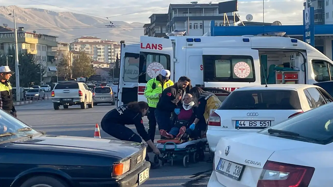 Buhara Bulvarı'nda Otomobiller Çarpıştı: 1 Yaralı Hastaneye Kaldırıldı