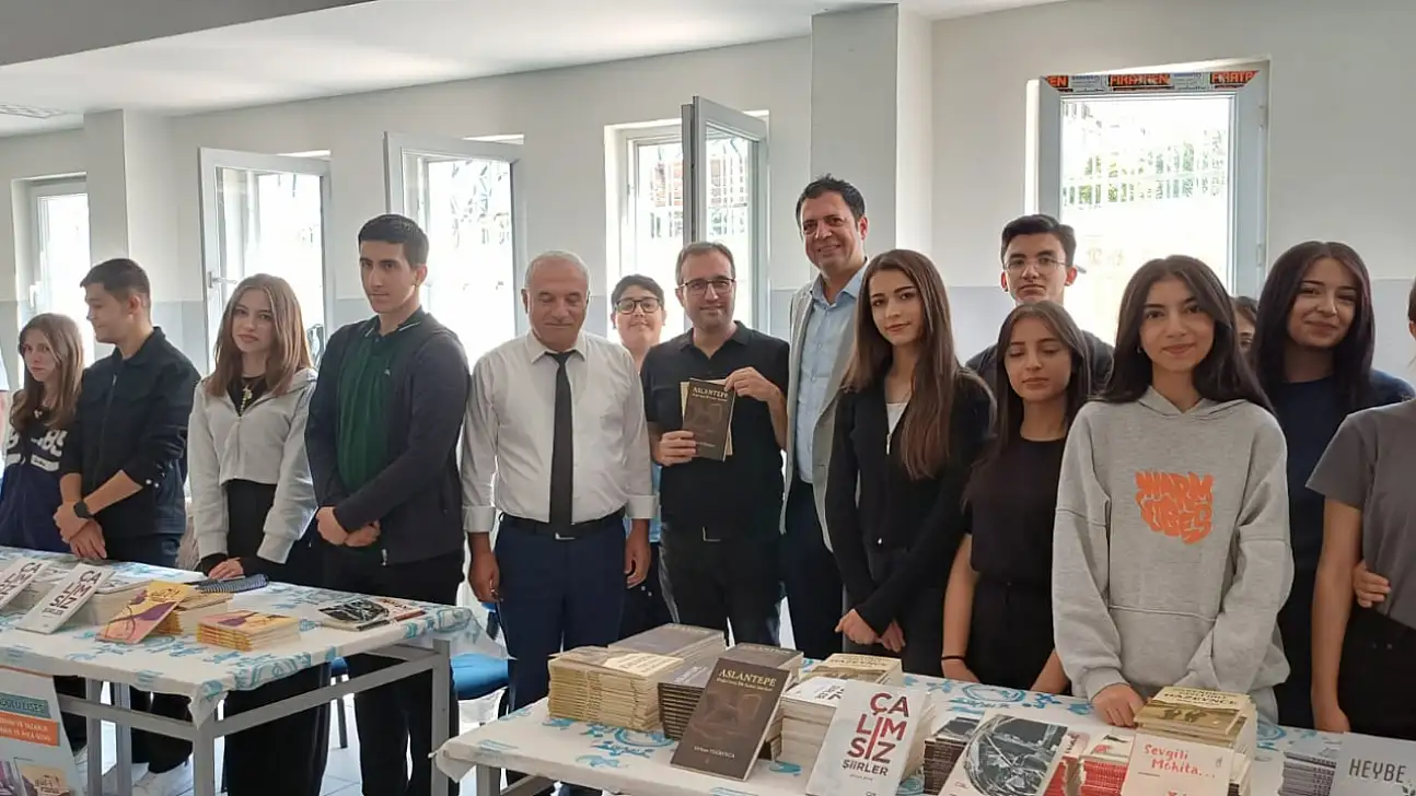 Cumhuriyet Anadolu Lisesi Öğrenci ve Öğretmen Kitapları Tanıtım Ve İmza Günü Etkinliği