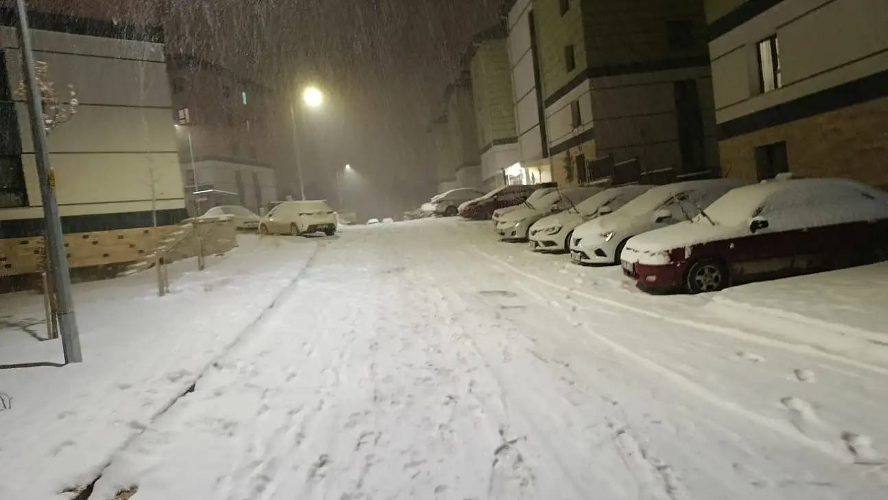 Darende'de Kar Alarmı: Belediye Ekipleri 7/24 Sahada