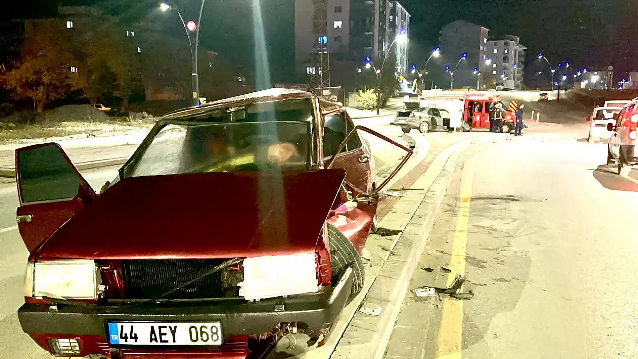 Hanımınçiftliği Mahallesi'nde İki Otomobil Çarpıştı: 3 Yaralı