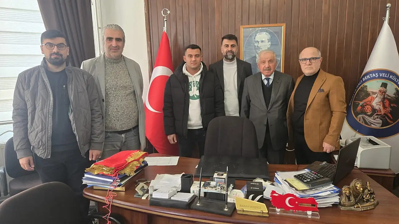 Milli ve Manevi Değerlere Vurgu: Hacı Bektaş Veli Derneği'ne Bayrak Takdimi