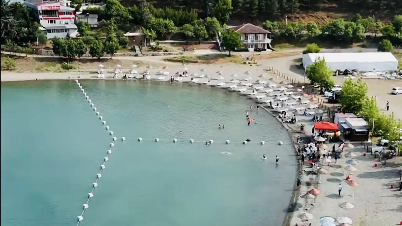 Sıcak Havalardan bunalan vatandaşlar Hazar Gölü'ne akın etti