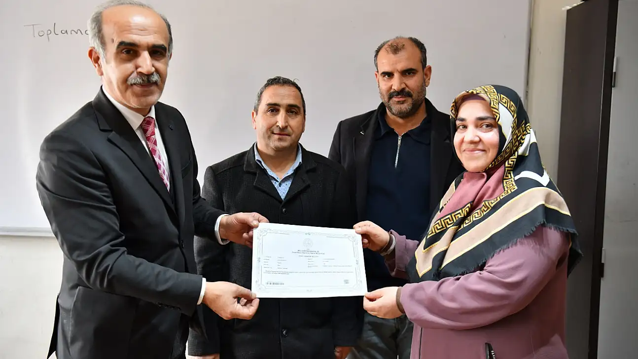 Topsöğüt'te Okuma Yazma Sevinci: Kursiyerlere Belgeleri Törenle Verildi