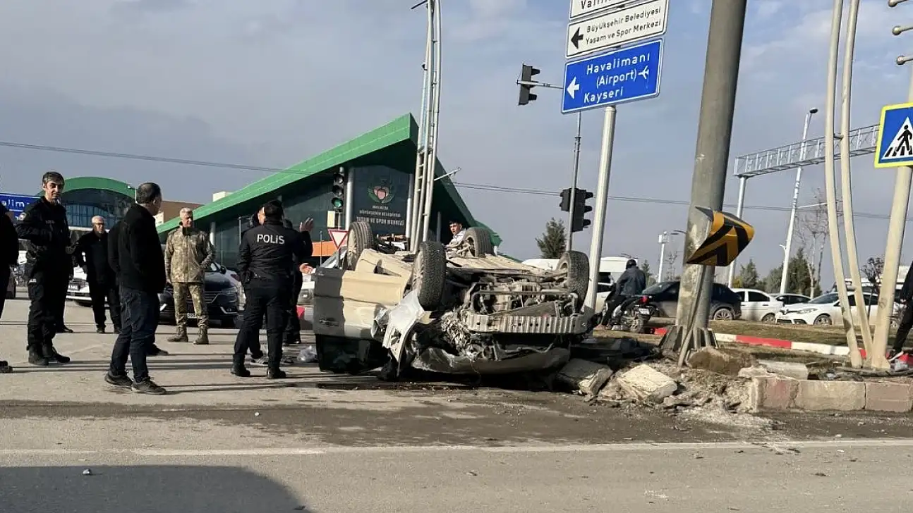 Turgut Özal Bulvarı'nda Trafik Kazası: 5 Yaralı
