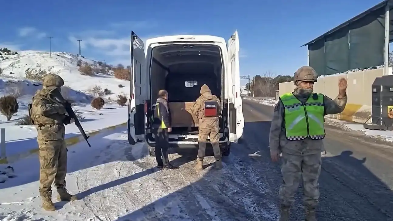 Türkiye Genelinde Düzensiz Göç Operasyonu: 478 Göçmen, 19 Organizatör Yakalandı