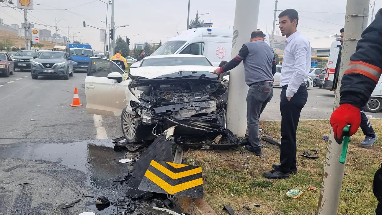 TÜVTÜRK Kavşağı'nda Kaza: Araç Trambüs Direğine Çarptı