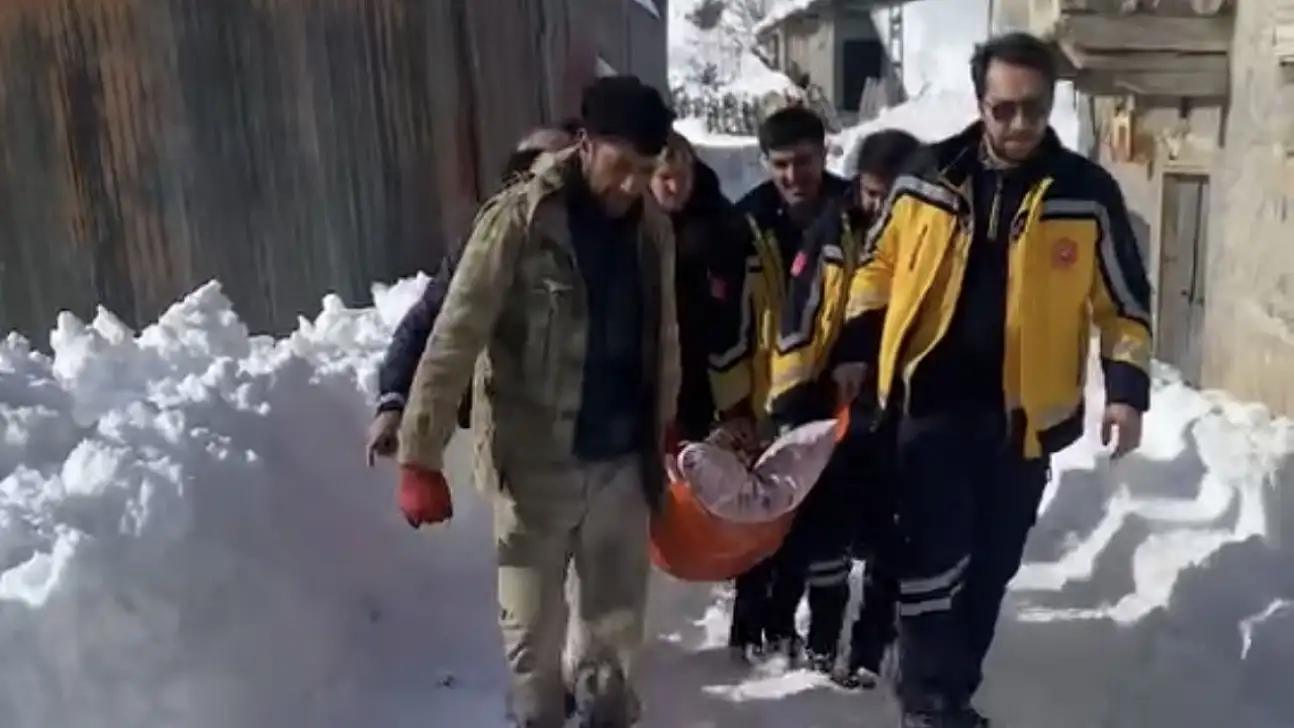 Yoğun Karda Zamanla Yarış: 86 Yaşındaki Hasta Ekipler ve Vatandaşların Desteğiyle Kurtarıldı