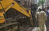 İstanbul'da kanalizasyon çalışmasında yol çöktü: Bir işçi göçük altında kaldı