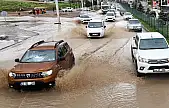 Malatya'da sağanak yağış nedeniyle caddeler su birikintileri ile doldu