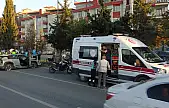 otomobil bariyere çarptı: 3 yaralı