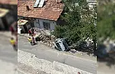 Otomobil evin bahçesine girdi: 1 yaralı