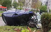 Refüje çarpan otomobil hurdaya döndü: 2 yaralı