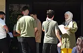 YKS'ye giren öğrenciler sınavda ter dökerken aileleri dışarıda onlara dua etti