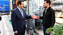 Battalgazi'de Cumhuriyet Bayramı'nda esnafa Türk bayrağı hediye edildi
