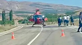 Kuluncak'ta helikopter ambulans hasta almak için karayoluna indi