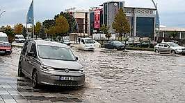 Malatya'da sarı kodlu yağış alarmı: Çevre yolu sular altında kaldı, trafik felç oldu