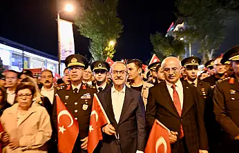 70 Metrelik Türk Bayrağıyla Cumhuriyet Yürüyüşü