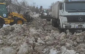 Arguvan'da Yoğun Kar ve Buzlanmaya Karşı Tuzlama Yapılıyor
