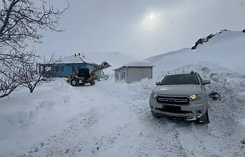 Battalgazi Belediyesi Ekipleri Sağlık Çalışanlarını İş Makinesiyle Hastaya Ulaştırdı