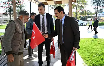 Battalgazi'de Cumhuriyet Coşkusu: Başkan Taşkın Vatandaşlara Türk Bayrağı Hediye Etti