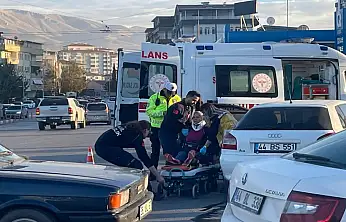 Buhara Bulvarı'nda Otomobiller Çarpıştı: 1 Yaralı Hastaneye Kaldırıldı
