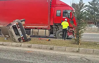 Çevre Yolunda Otomobil Tırla Çarpıştı