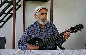 Cümbüş Ustası Kadir Durak, 90. Yaşını Sürpriz Pastayla Kutladı