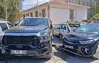 Darende'de Kontrolden Çıkan Araç 4 Park Halindeki Araca Çarptı