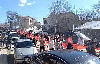 Dilek Mahallesi'nde Bayrak Korteji Yürüyüşü Büyük İlgi Gördü
