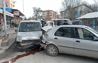 Dilek Mahallesi'nde Feci Kaza: Sürücü Araçta Sıkıştı