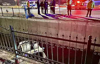 Direksiyon Hakimiyetini Kaybeden Sürücü Sulama Kanalına Uçtu