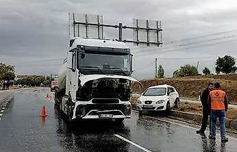 Doğanşehir'de Feci Kaza: Otomobildeki 3 Kişi Yaralandı