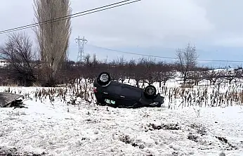 Doğanşehir'de Kuş Sürüsünden Kaçan Otomobil Takla Attı: 1 Yaralı