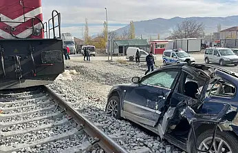 Doğanşehir'de Lokomotif Otomobile Çarptı: İki Kişi Mucizevi Şekilde Kurtuldu