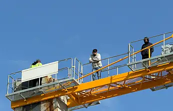 Doğanşehir'de Maaşlarını Alamayan İnşaat İşçileri Kule Vinçe Çıktı