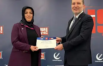 Dr.Fatih Erbakan, Başarılı Malatya İl Kadın Kolları Başkanı Koşar'ı Ödüllendirdi