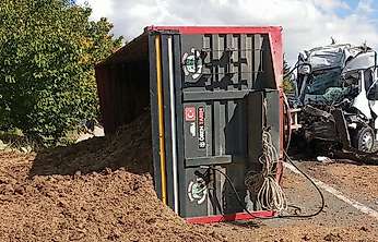 Elazığ-Malatya Yolunda Minibüs Traktöre Çarptı: 1 Yaralı