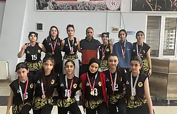Gazi Ortaokulu'ndan Büyük Başarı: Yıldız Kızlar Voleybol Takımı Yarı Finallerde