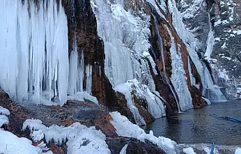 Günpınar Şelalesi Eksi 20'de Dondu, Doğa Kartpostallık Manzaralar Sundu