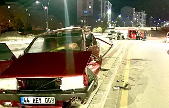 Hanımınçiftliği Mahallesi'nde İki Otomobil Çarpıştı: 3 Yaralı