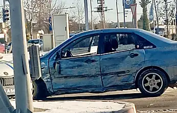 Hava Lojmanları Kavşağı'nda Kaza: 2 Yaralı