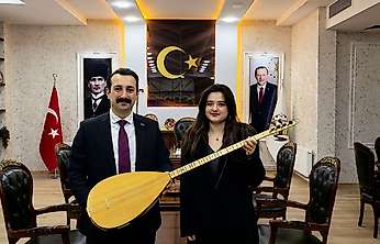 Hekimhan Kaymakamı Günlü'den Genç Öğrenciye Bağlama Hediyesi