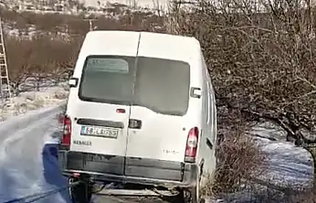 Her Kış Aynı Tehlike: Kurşunlu'da Minibüs Facianın Eşiğinden Döndü