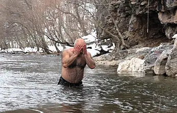 Kışın Sessizliğinde Şort, Su ve Türküler